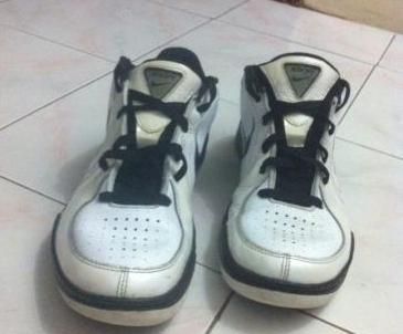 Nike basketball shoe 9.5us photo